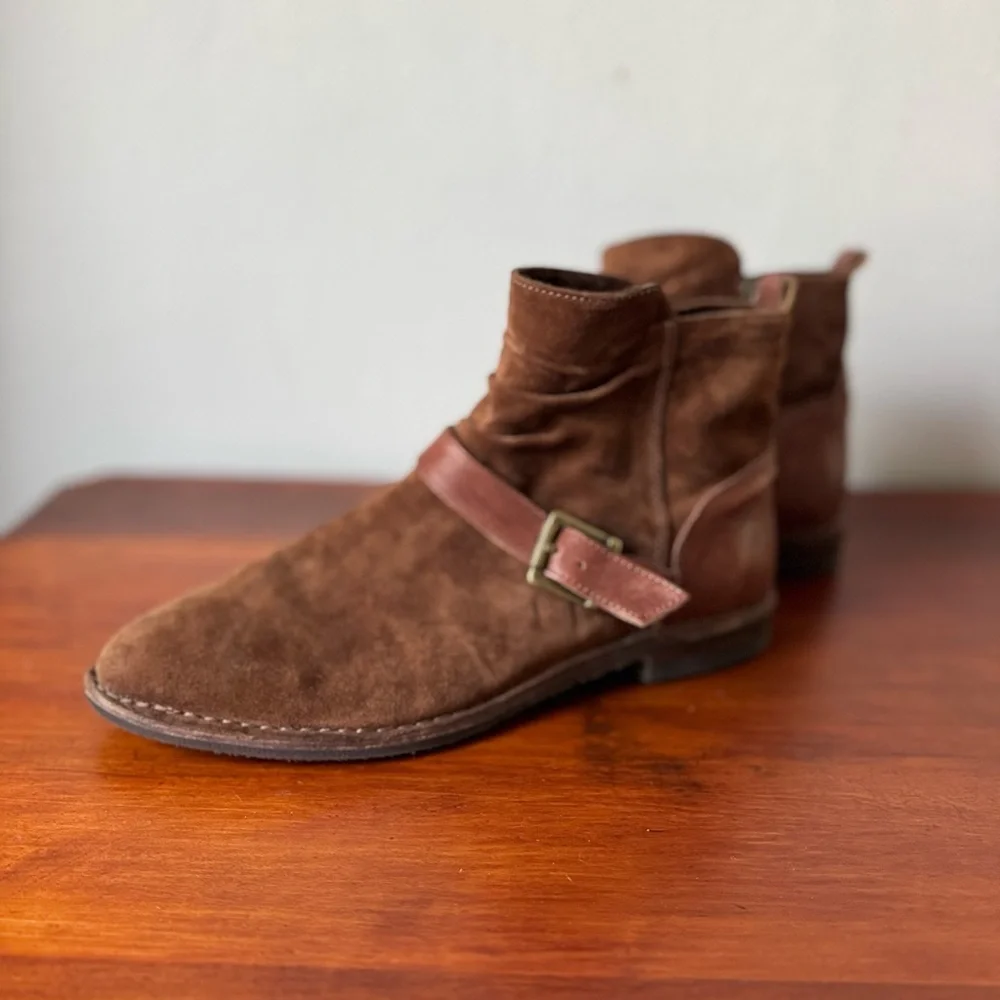 Trask Naomi suede brown leather ankle boots, buckles, & vibram soles sz 9.5